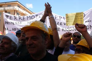 Manifestazione a l'Aqiula per la ricostruzione del centro storico.
Fonte www.3e32.com